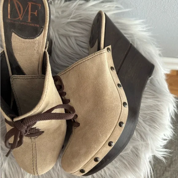 Diane Von Furstenberg Cream and Brown Mules with Elegant Design - Picture 4 of 6